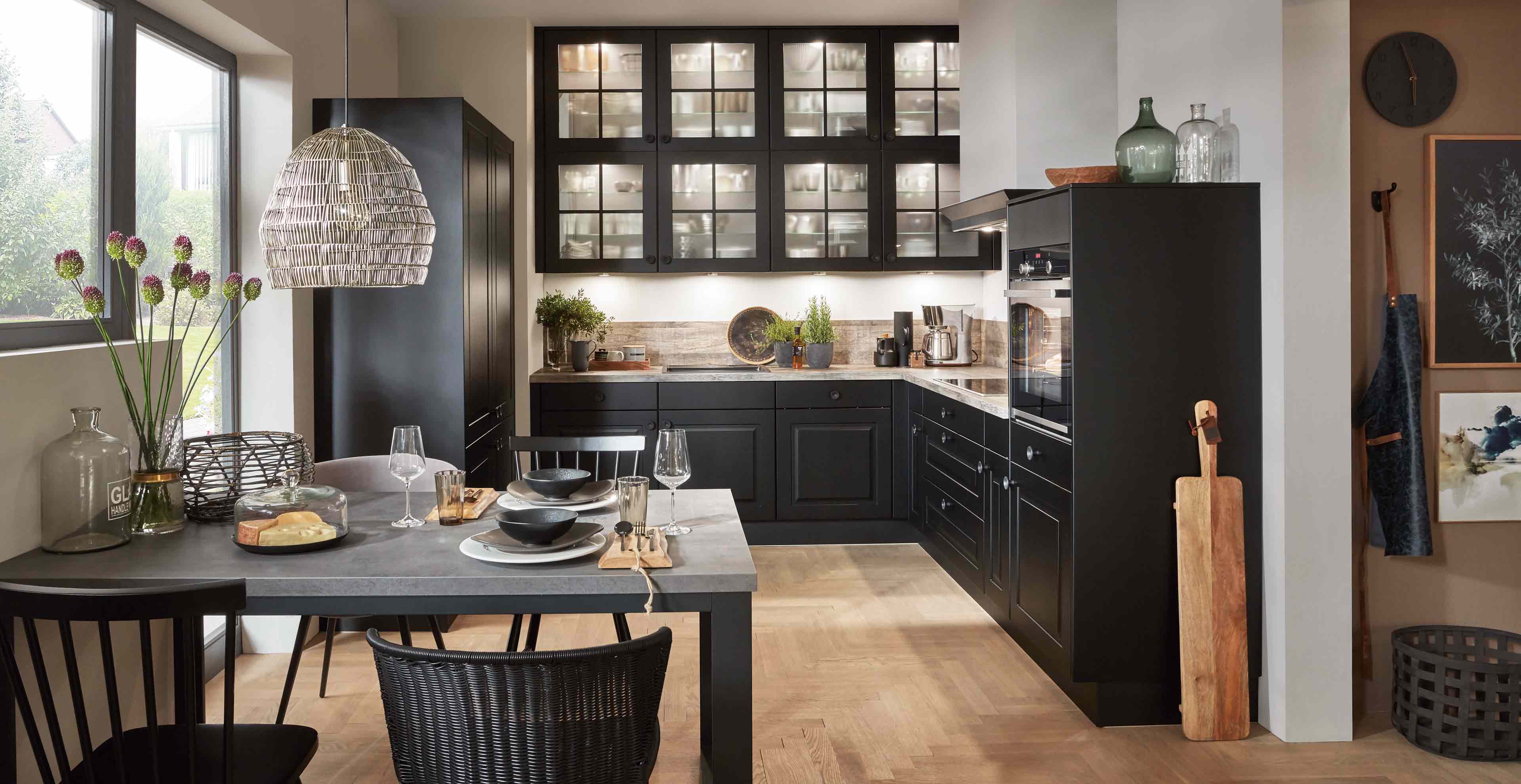 schwarze Landhausküche