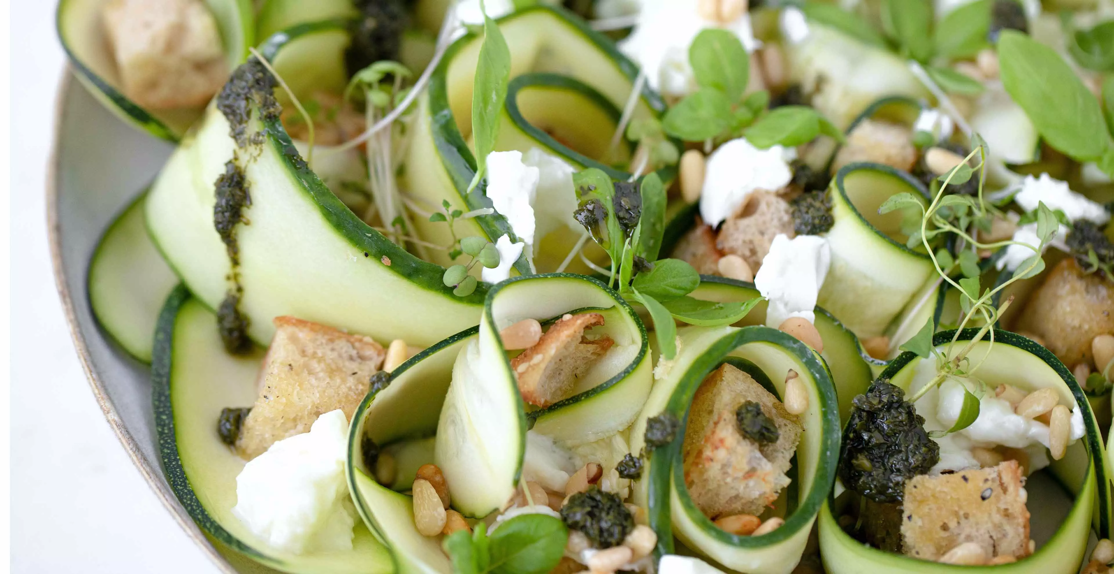 Zucchinisalat mit Pesto