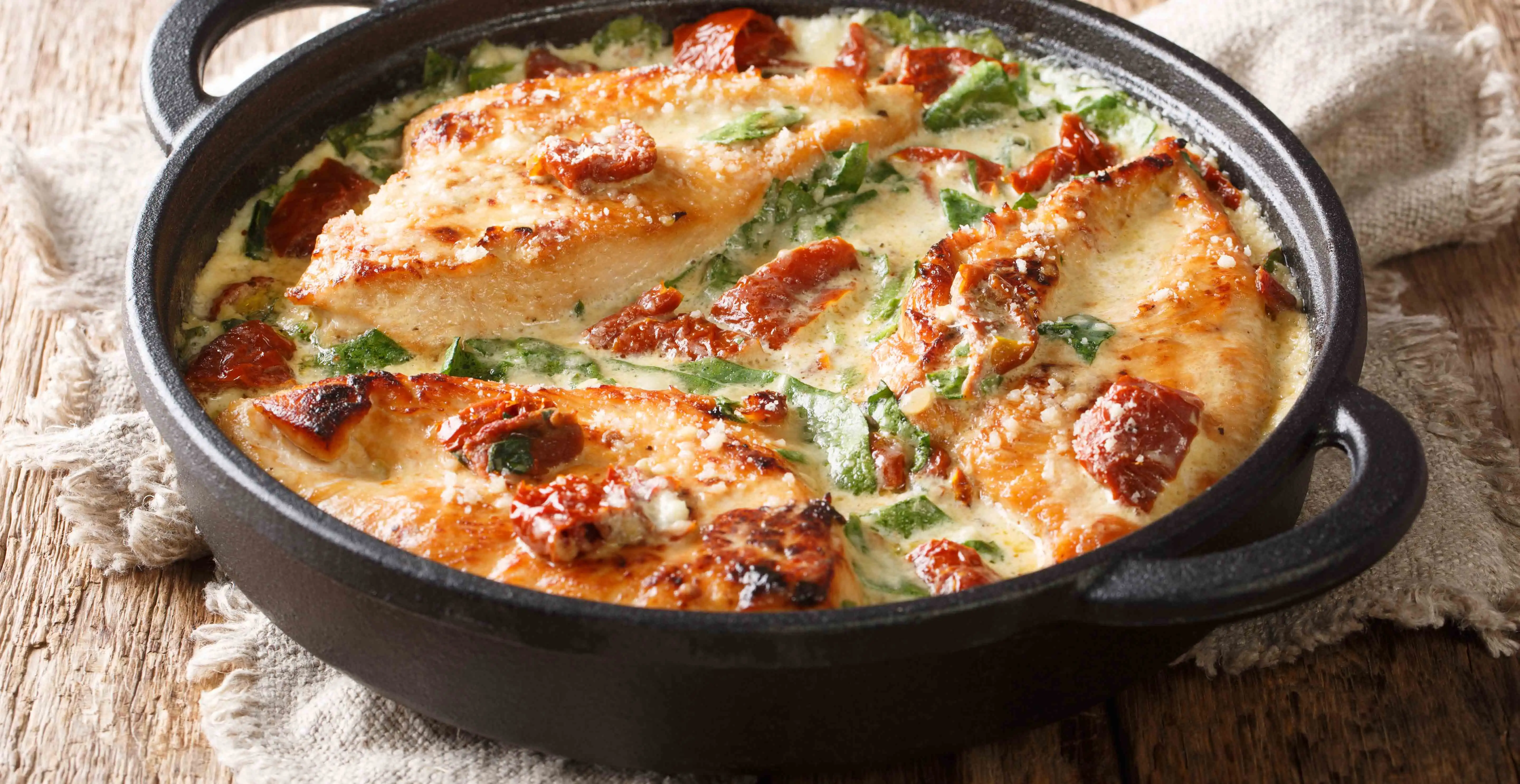 Mozzarella-Hähnchen in Basilikum-Sahnesauce