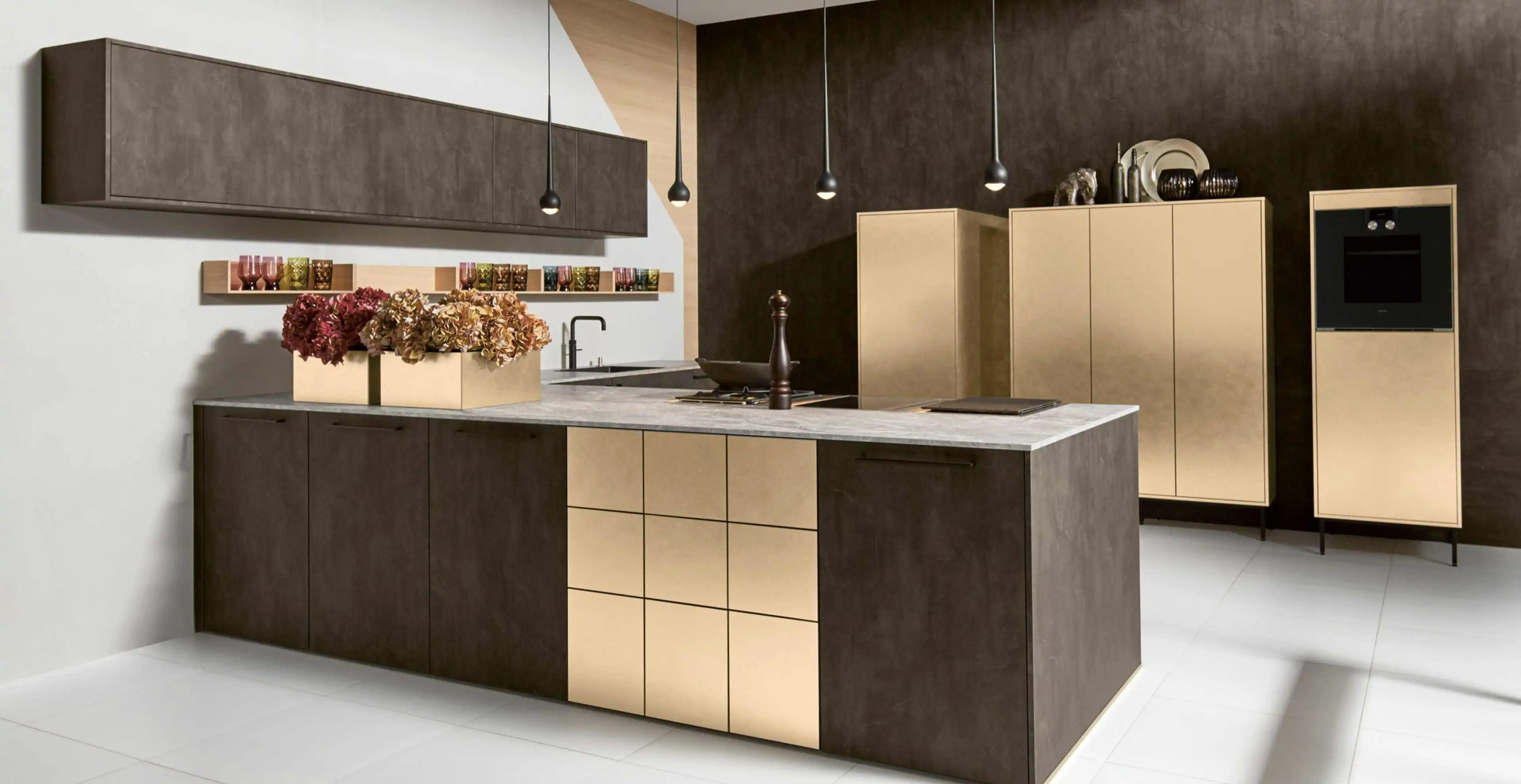 Design Küche mit goldenen Details