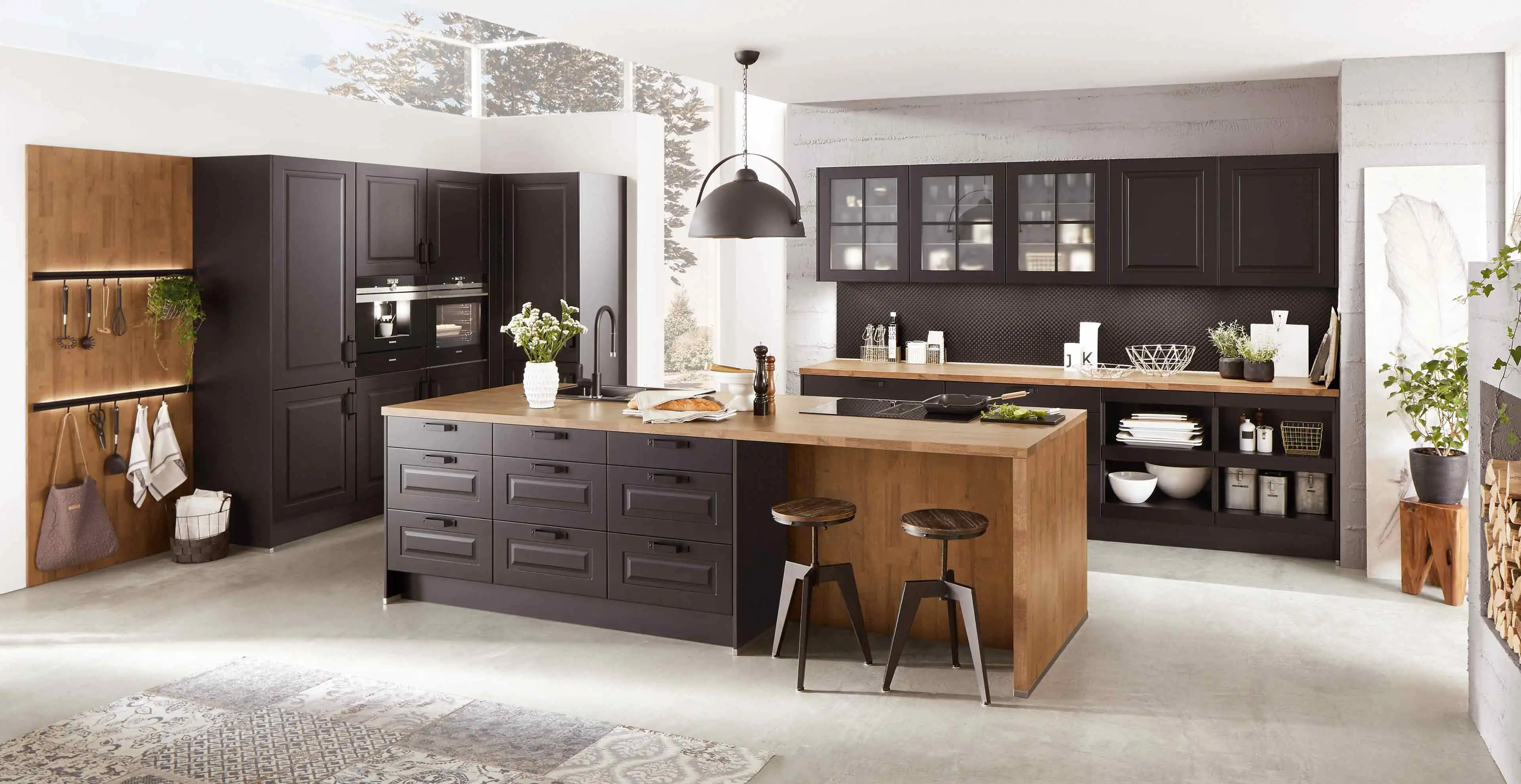 Charmante Landhausküche mit Holz