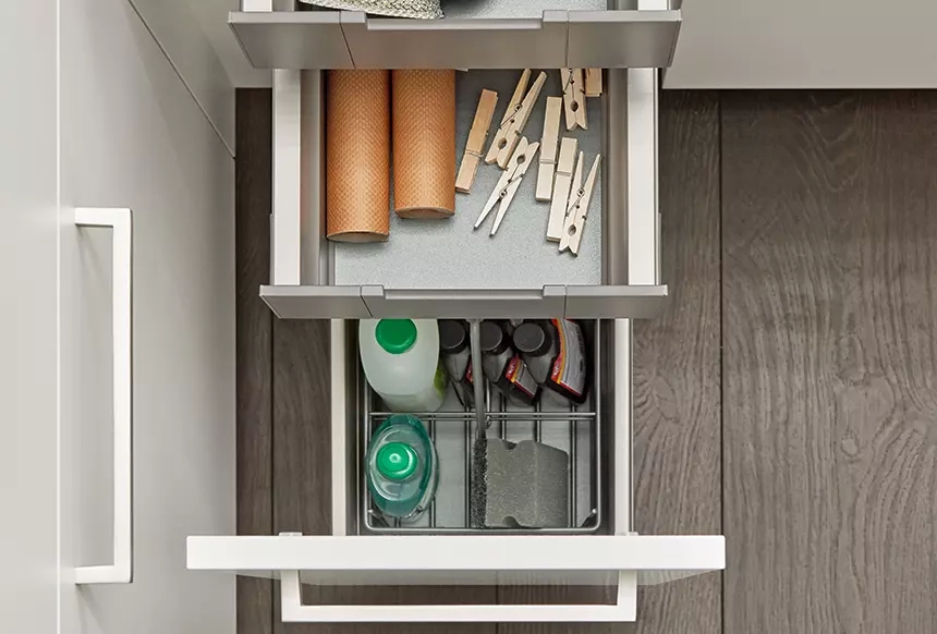 Schrank mit Auszug im Hauswirtschaftsraum