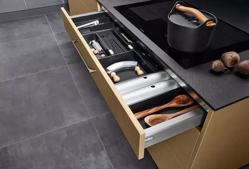 Marquardt Küchen Nature – Landhausküche in Salbeigrün – Sandbeige mit Arbeitsplatte Anthrazit