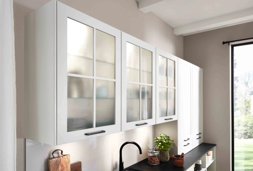 Hängeschränke mit Sprossen-Türen