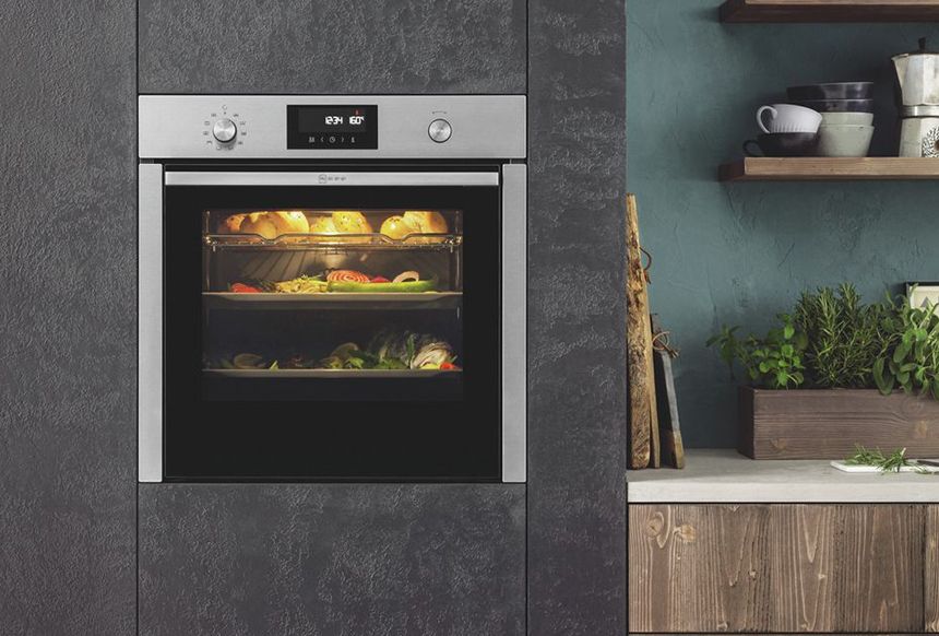 Erhöht eingebauter Backofen für rückenschonende Arbeit in der Küche