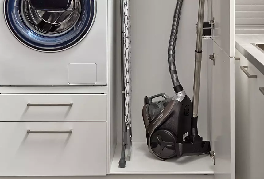 Besen Schrank im Hauswirtschaftsraum