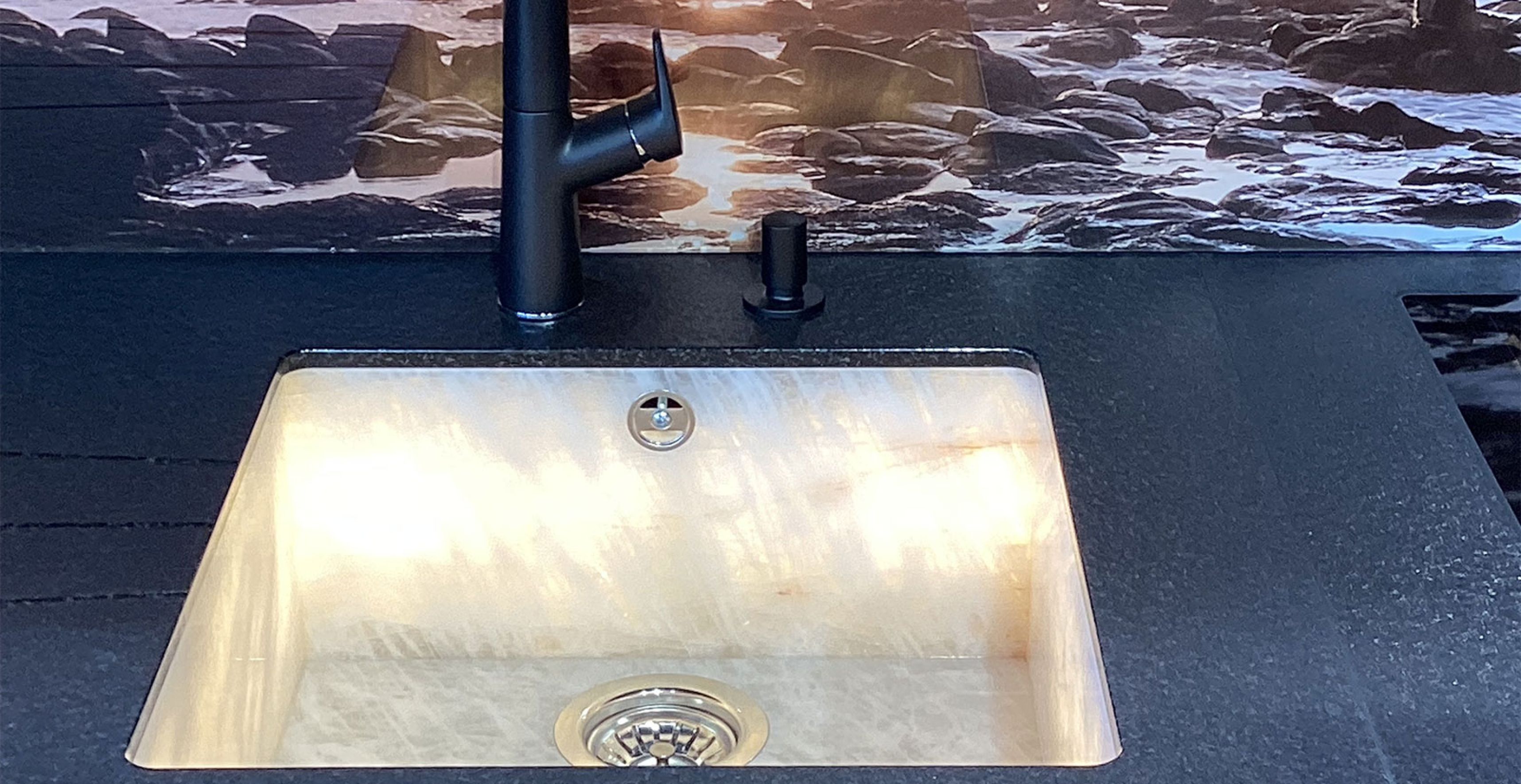 HHN04_Spüle_Naturstein_beleuchtet_Armatur.jpg