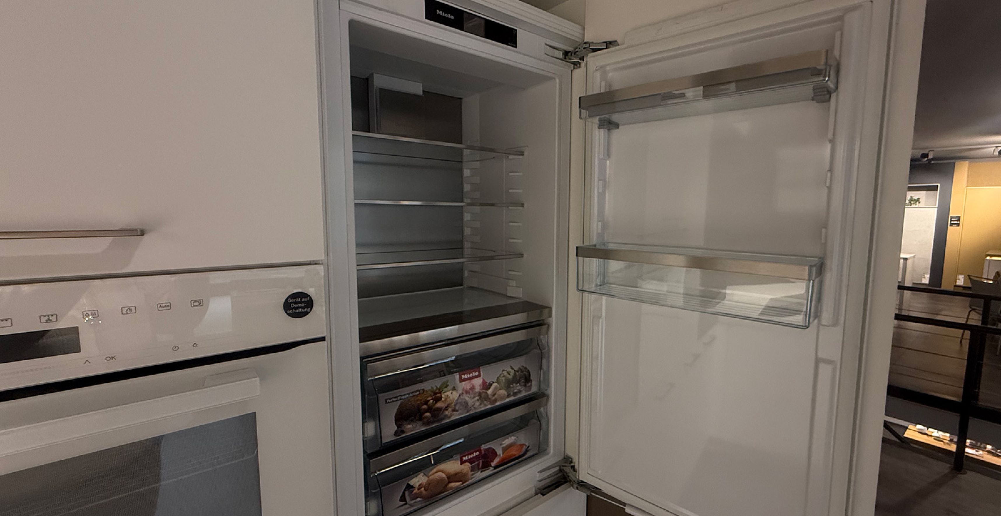 DUN09_Kühlschrank_offen.jpg