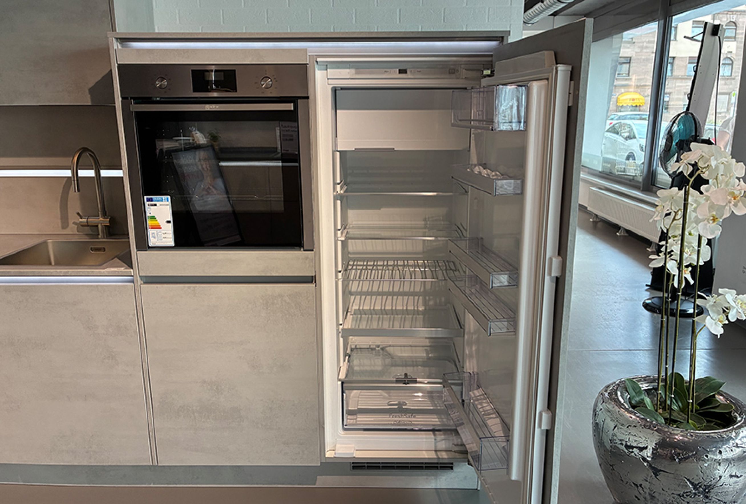 NÜNB10-Kühlschrank-offen_T.jpg