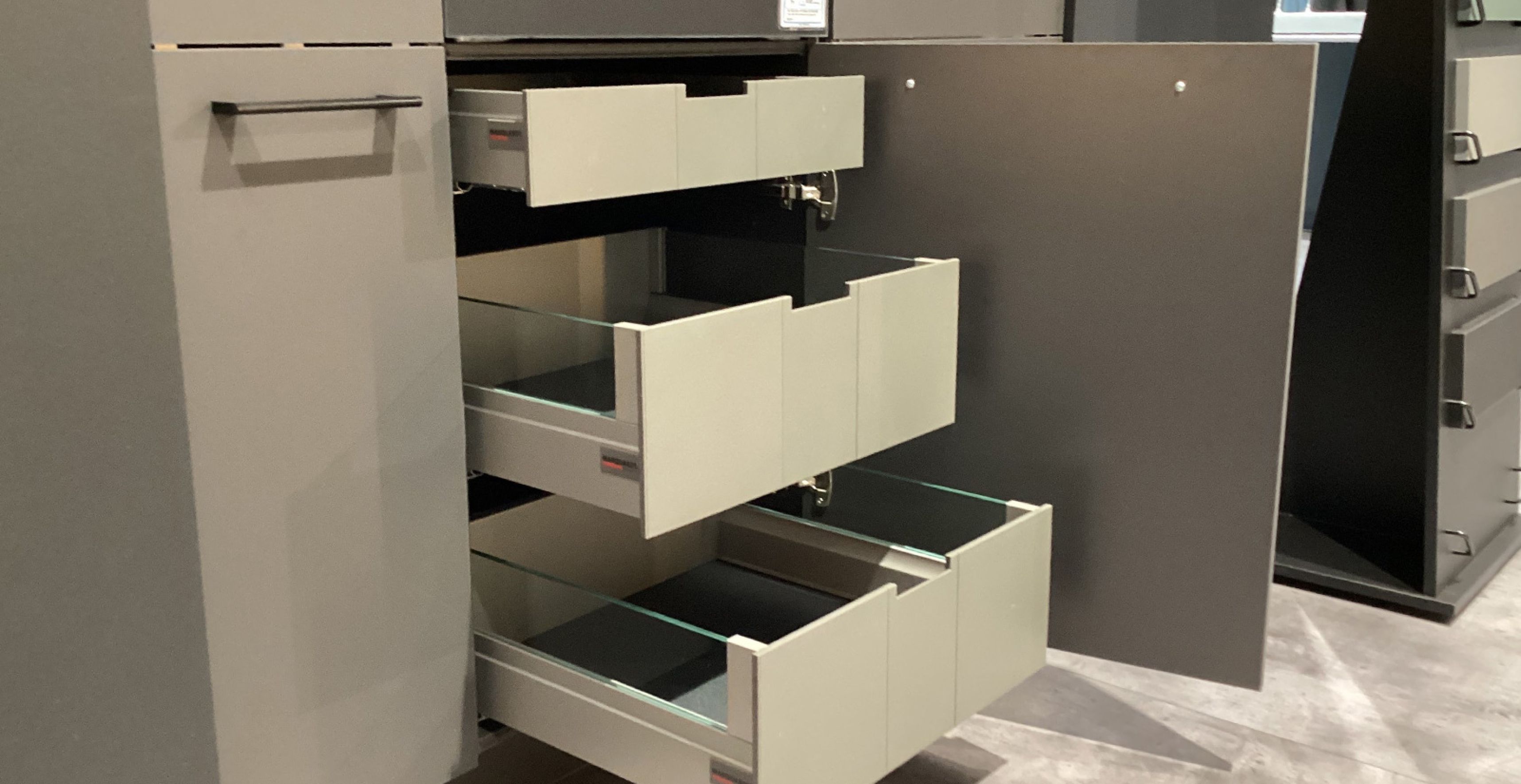 KN16-Unterschrank-mit-3-Schubläden-innenliegend_geöffnet.jpg