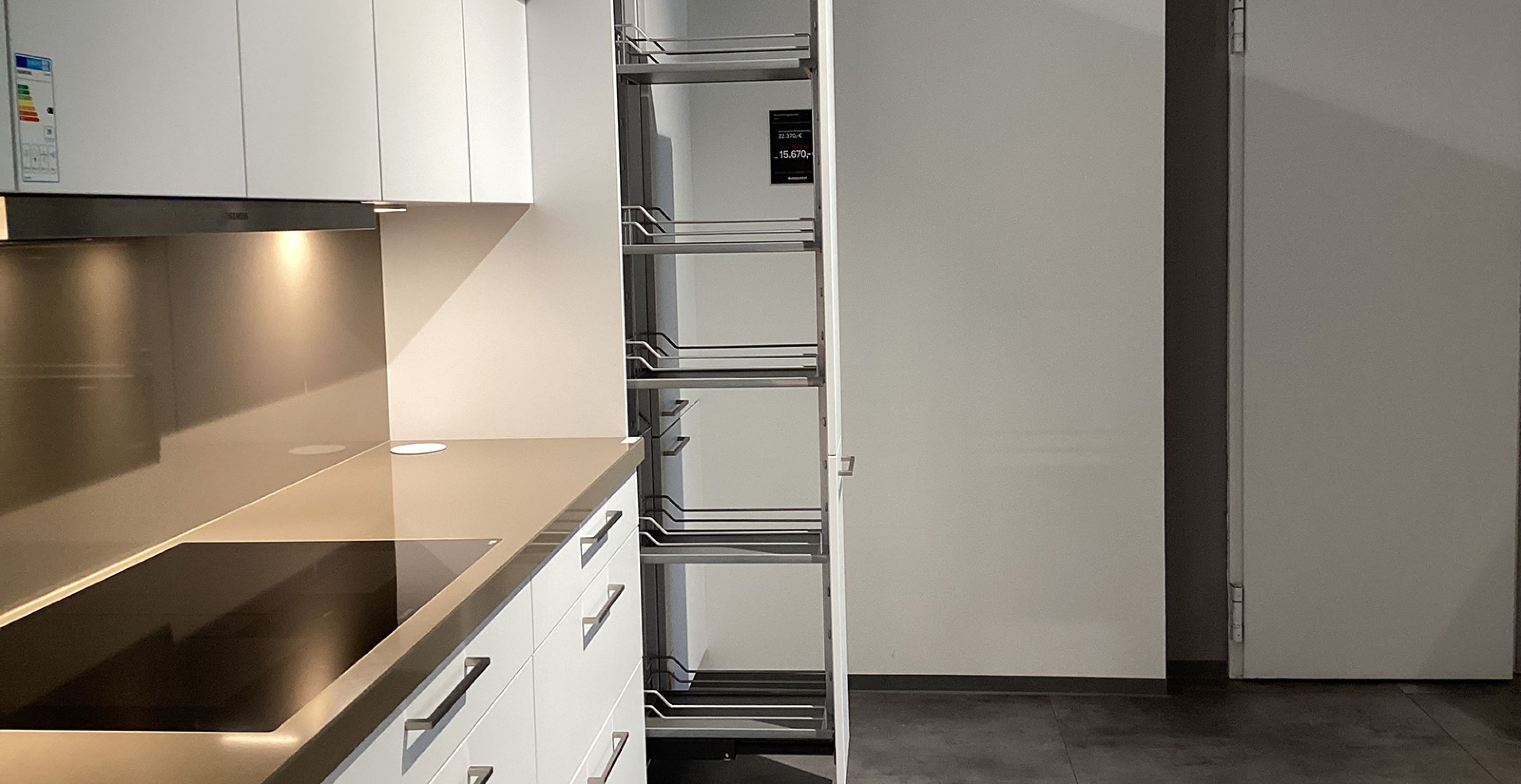 KN03-Apothekerschrank-geöffnet.jpg