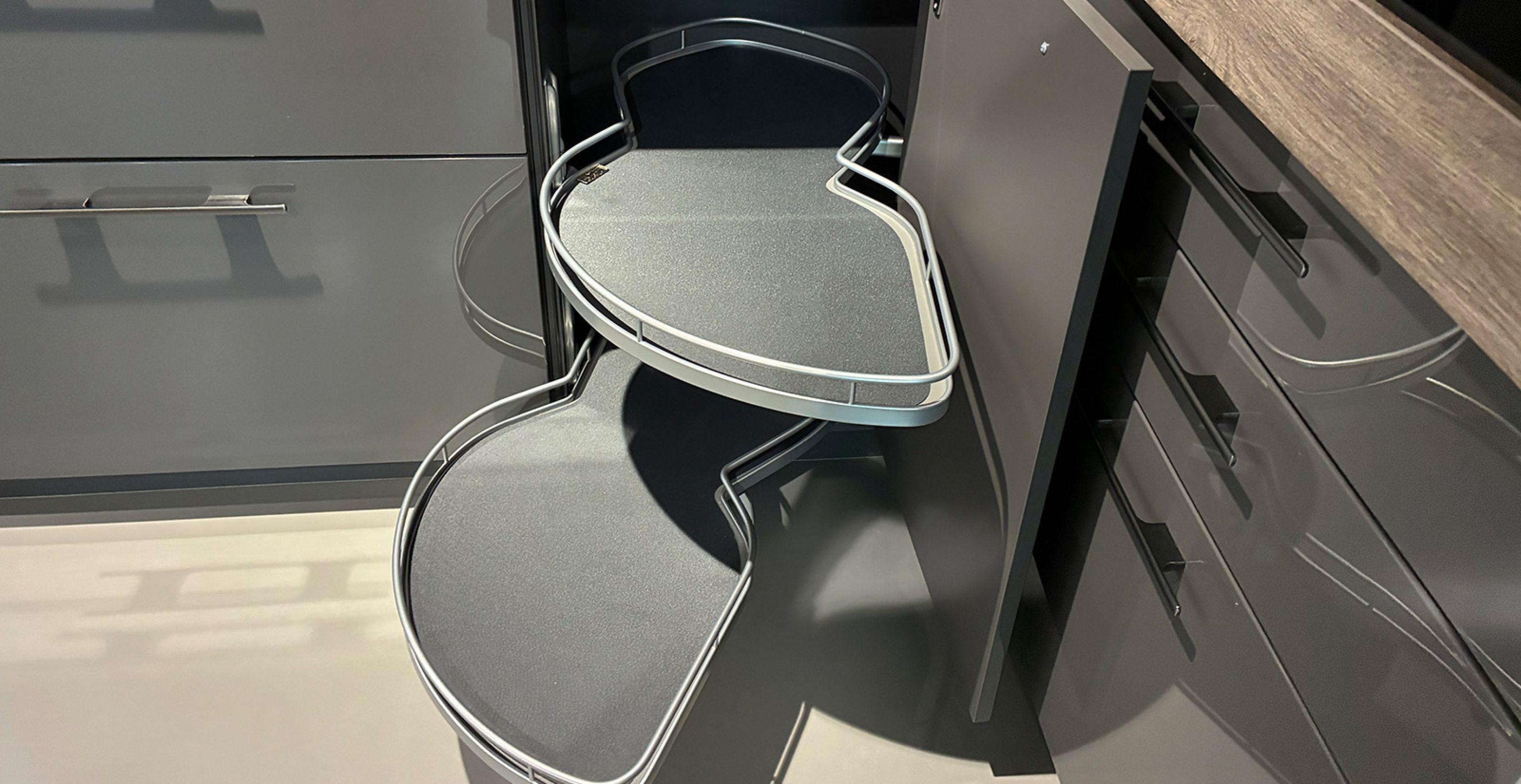 NÜN24-Eckschrank-offen.jpg