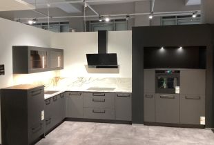 Musterküche mit AEG Elektrogeräte und Dekton Arbeitsplatte Liquid Sky