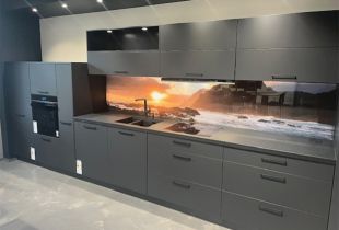 Moderne Küchenzeile dunkel im Abverkauf