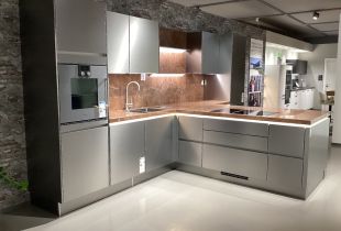 Küche in Edelstahloptik mit brauner Naturstein Arbeitsplatte