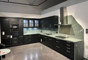 Schwarze Landhausküche von Marquardt Küchen