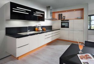 Moderne Küche in L-Form mit Granitplatte