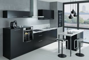 Schwarze Küche mit weißer Quarzstein Arbeitsplatte von Marquardt Küchen