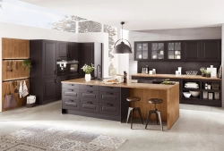 Schwarze Landhausküche modern