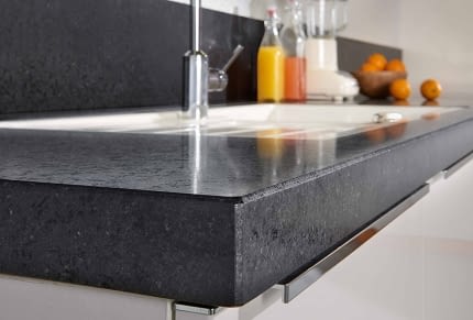 Moderne Inselküche Artwood Asteiche Natur und Stone Basalt mit Black