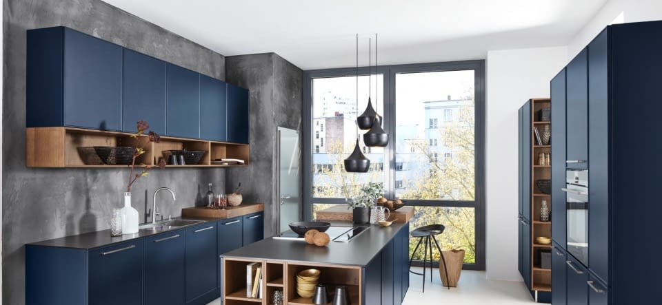 Moderne Inselküche Artwood Asteiche Natur und Stone Basalt mit Black