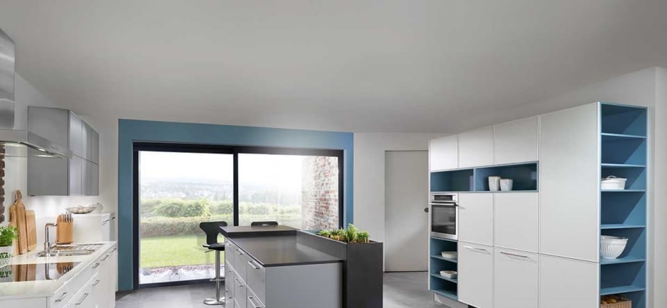 Inselküche glas ganzweià und fjordblau mit black jack