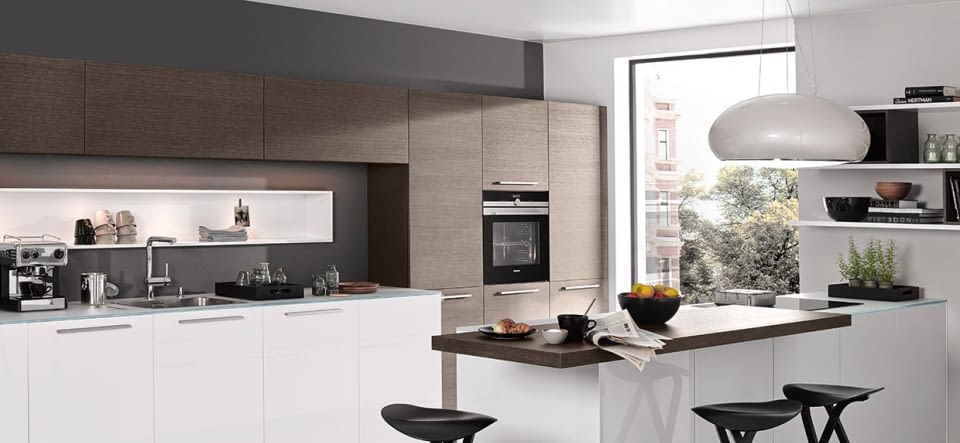 Moderne 2-Zeilen Küche Nova Lack Arcticweiß und Eiche Tabak mit ... Moderne 2-Zeilen Küche Nova Lack Arcticweiß und Eiche Tabak mit ...