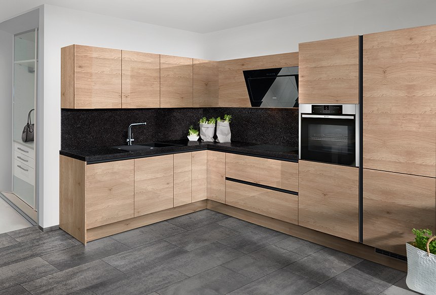 Grifflose L-Küche mit Elektrogeräten von Neff und Naturstein