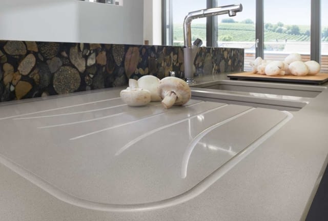 Design Inselküche Glas Tec Plus Sahara und Nature Mokka mit Marinace