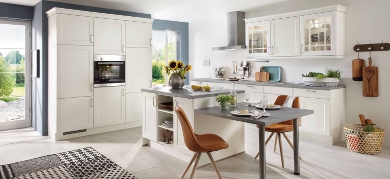 Landhausküche in Inselform mit Quarzstein - Marquardt Küchen