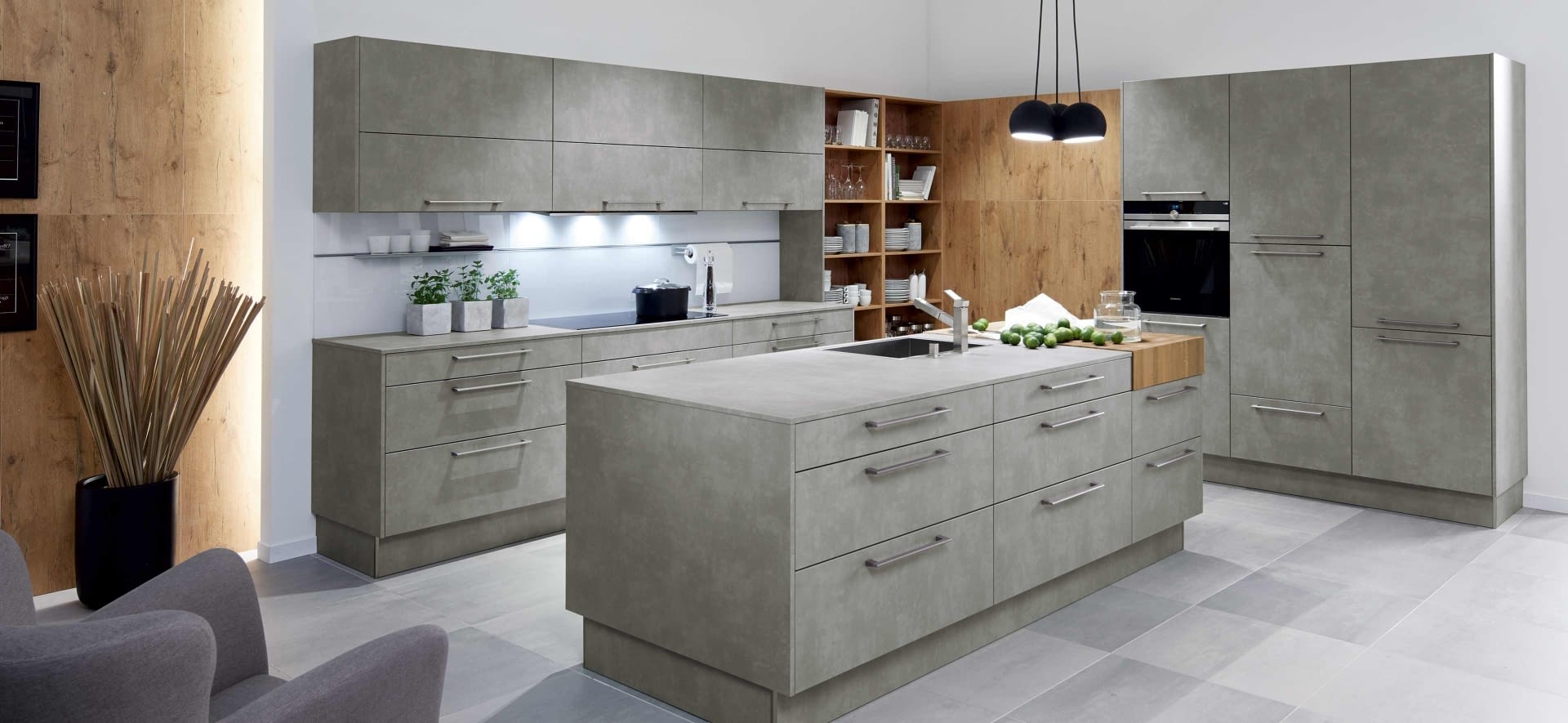 Klassische Küche in Inselform mit Quarzstein - Marquardt Küchen