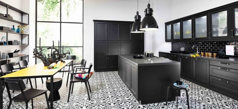 Inselküche im Landhausstil Mattlack Schwarz und Granit Moonlight