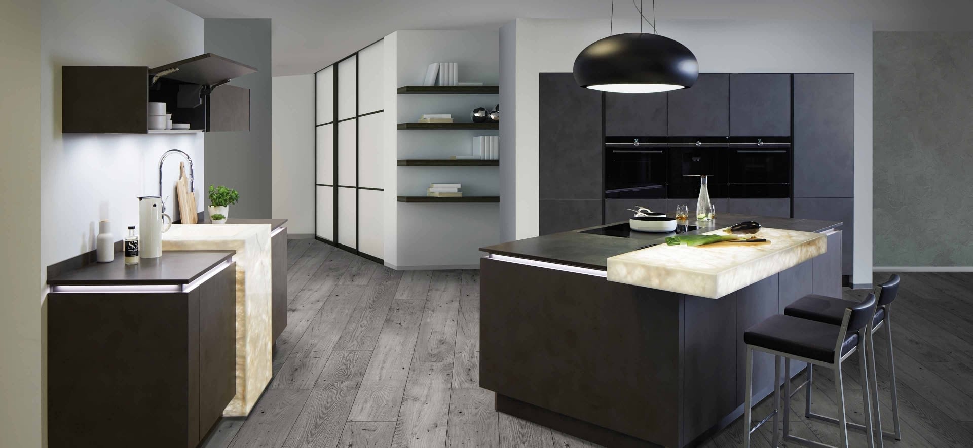 Dunkle Küche mit Stil, raffinierter Technik und hochwertigen Materialien