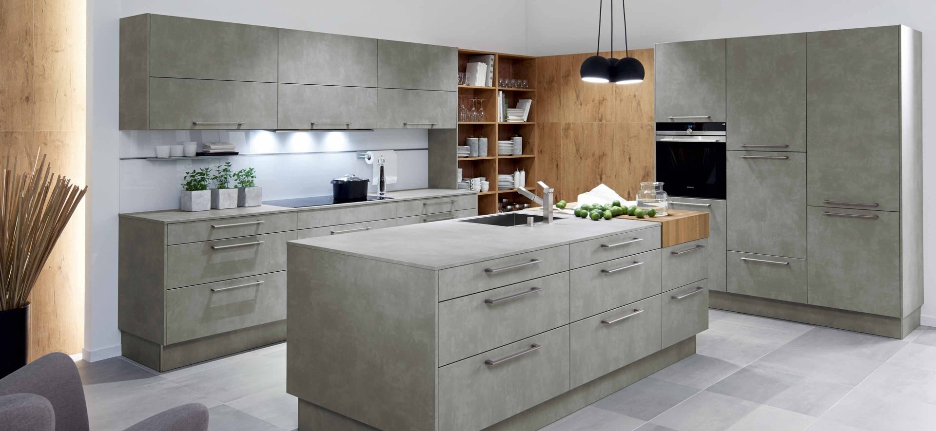 Klassische Küche in Inselform mit Quarzstein - Marquardt Küchen